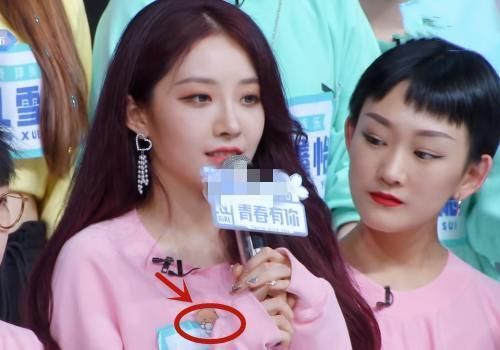 青你2喻言在衣服上面别小熊,不是为抢镜,是为了淘汰的周梓倩