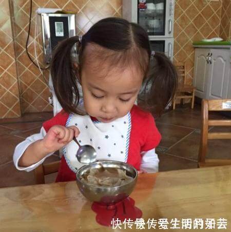 消化|7岁女童2年没长个,只因常吃2种饭,儿科医生别再给孩子喂了