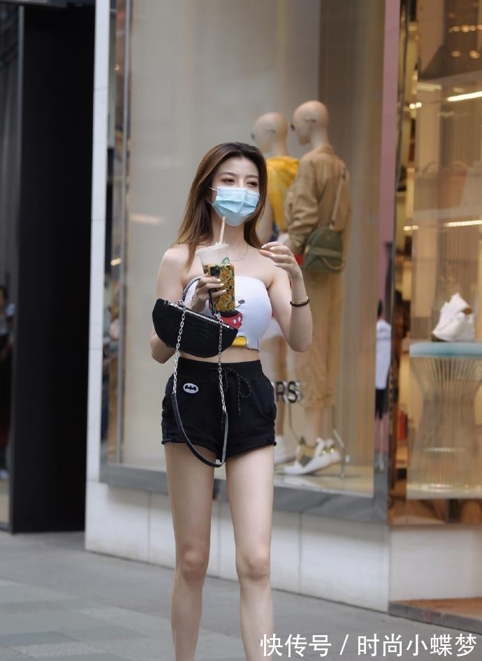 复古 美女穿“米老鼠”出门逛街,真是复古时尚两不误