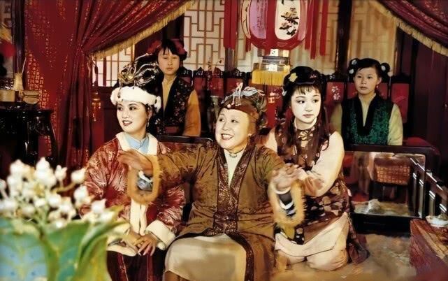 冷眼看红楼|冷眼看红楼:贾府的那些人情,是用银子堆出来的?