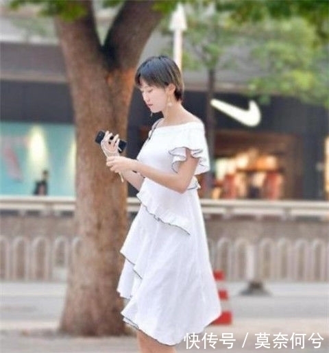 街拍:身材苗条的小姐姐,出行黑色条纹短裙,时尚又大气