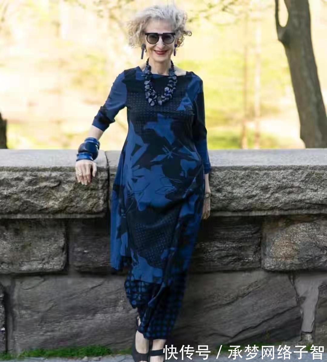 服装|看完中外两位“大龄奶奶”穿搭，才明白什么叫“美人在骨不在皮”