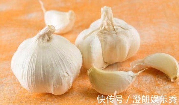 丙烯酰胺|炒菜时先放大蒜,会产生致癌物吗?其实以下两种食物是致癌户