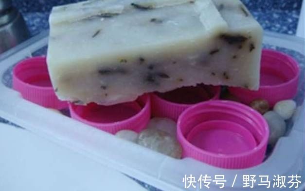 把肥皂放在矿泉水瓶盖上,第二天奇迹发生了