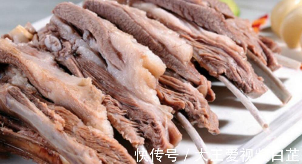 早餐|腾格尔家的早餐也太硬核了,一人一根羊腿直接啃,不愧是大户人家