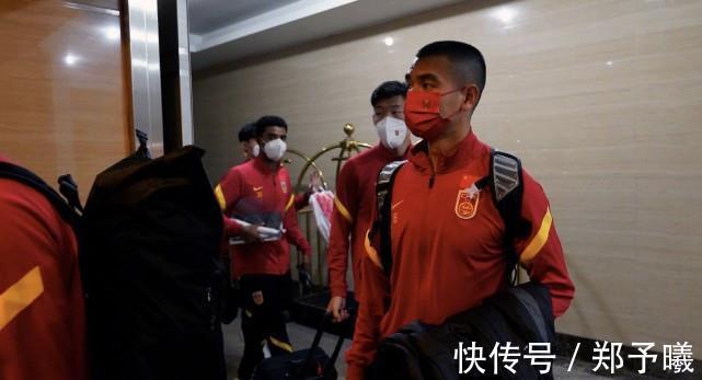 中国男足|飞行6小时!国足凌晨抵越南驻地酒店,下午就开练,力争双杀对手