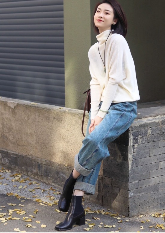 下图 今年流行“毛衣+牛仔裤”,不光保暖舒适,普通人穿了简约又洋气