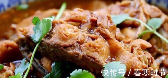 给鱼去腥,不要用料酒,教您一个好方法,炖鱼无腥味,鲜香十足