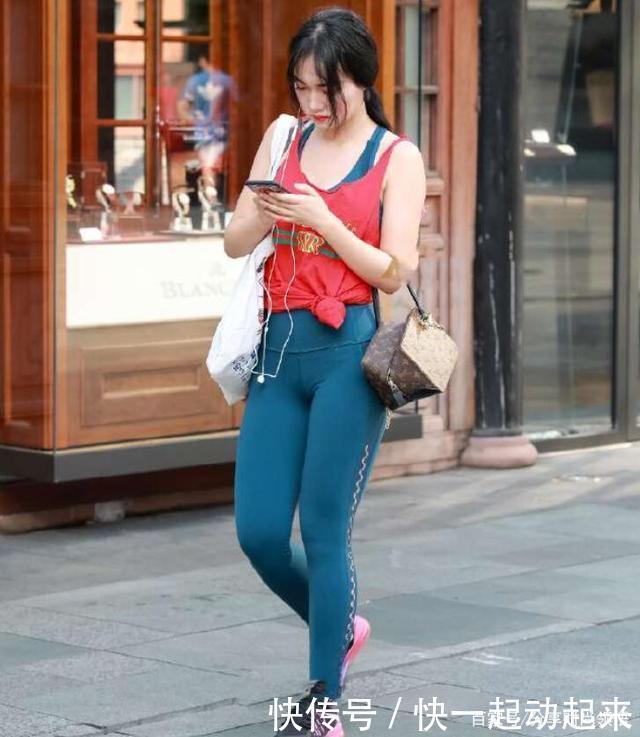 打底裤配无袖上衣,气质与时尚兼有,聪明的女生就喜欢这样搭配!