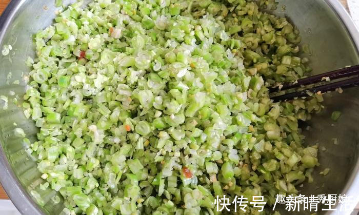 搅拌均匀|三伏天,遇到此菜别手软,钙是鸡肉7倍,现在正当季,蒸包子真香