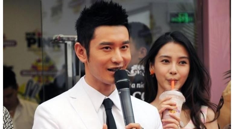 黃曉明深夜秀恩愛(ài),罕見(jiàn)下廚為baby做紅燒肉,一家三口用同款水杯