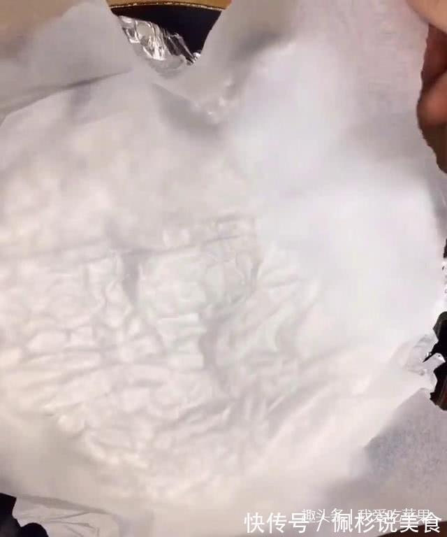 家庭版的自制蛋糕出锅了,邻居孩子吃了三块都不够