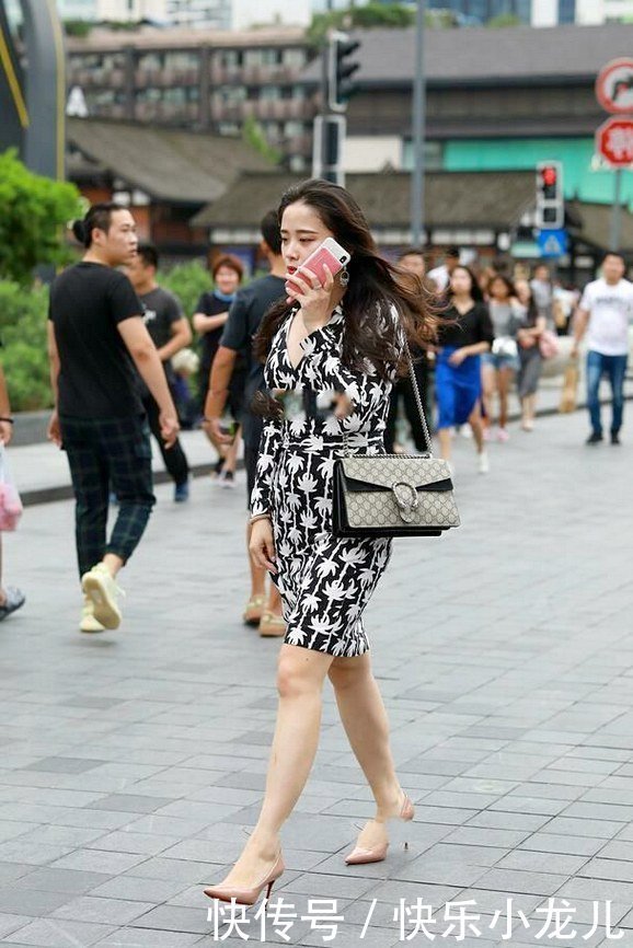 西装式领口设计，这样的长款连衣裙，黑白配色优雅大方