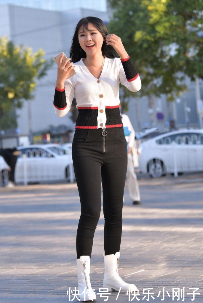 气质女生的休闲装，打底裤搭V领开衫，展现出外在美