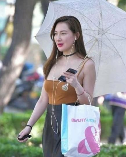 街拍:图4小姐姐微胖迷人的好身材,走在街头吸睛无数,很迷人