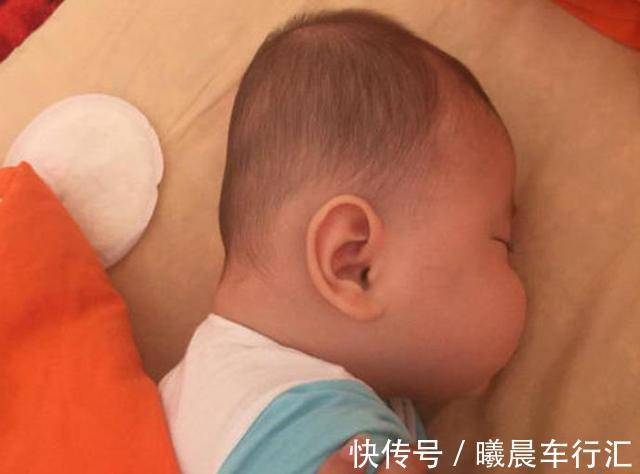 枕头|3个月内的小宝宝,睡姿会影响颜值,3种姿势要及时调整