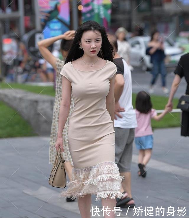 一字领|连衣裙穿出清新模样,个人风格更突出,风格酷爆