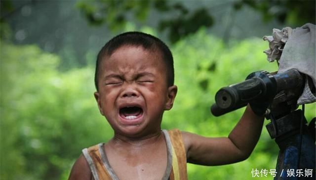 莉莉|7岁男孩穿破衣服上学,爸爸却一身名牌“穷养儿”有必要吗