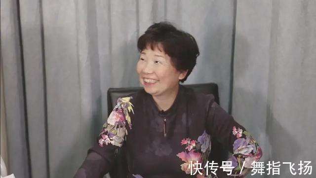 孟郊#杜新枝风风火火闯九江,回河南受粉丝隆重欢迎:送花送温暖送怀抱