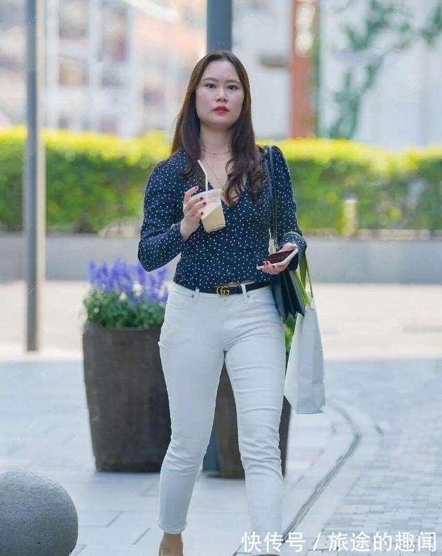 喇叭口|黑性感的高跟鞋,白色的直腿打底裤,让人感觉不同,腿也更加苗条