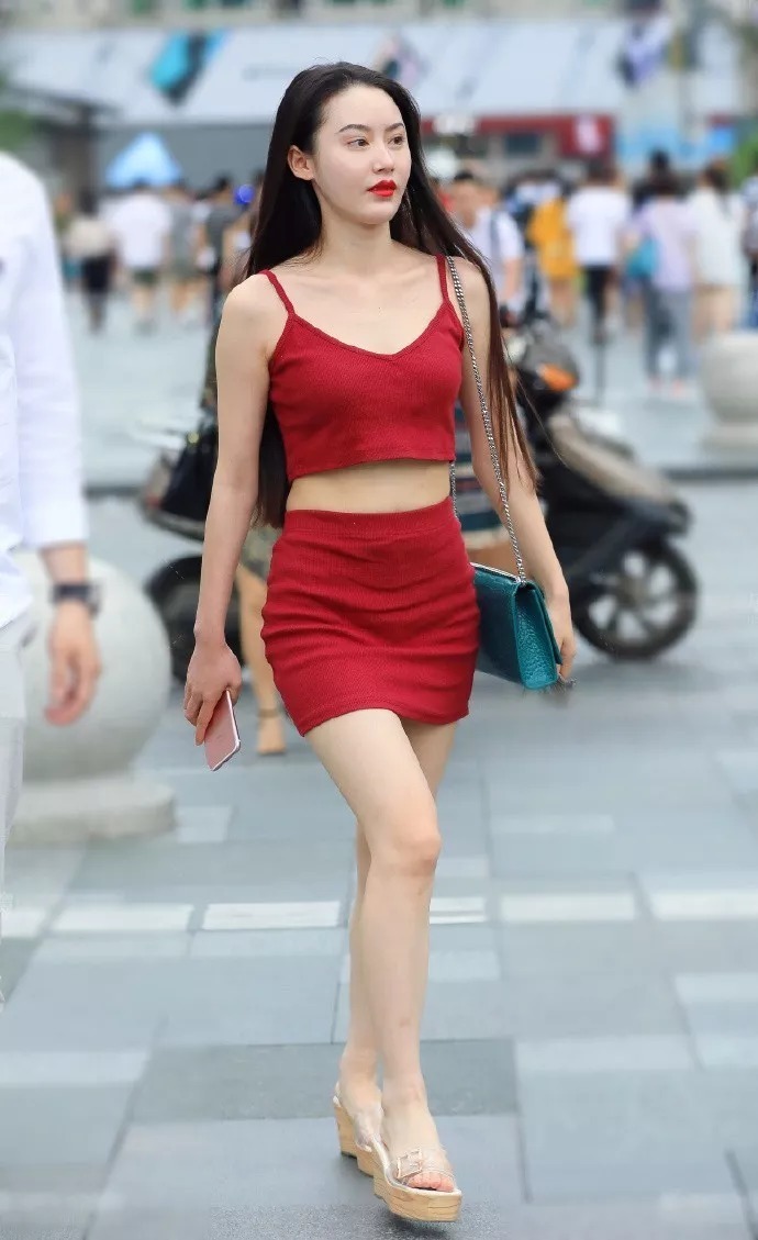 街拍:女性穿上高跟鞋,瞬间变得时尚又美丽