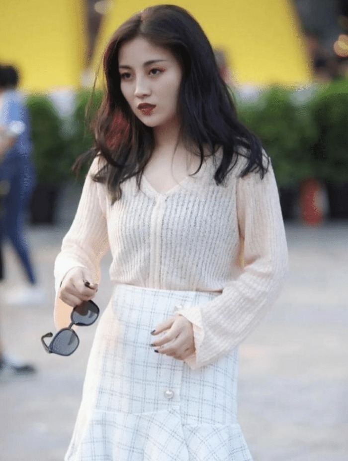 阿姨穿着“大一号”的裙子上街,成为一道特别的风景