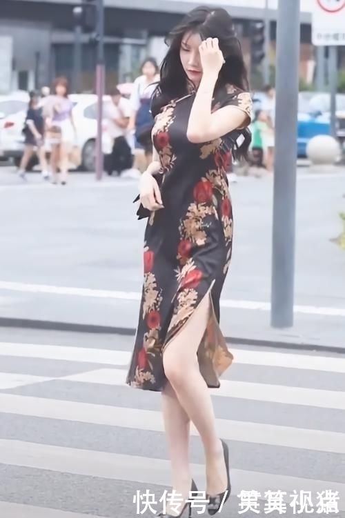 女孩|女孩的“梨形身材”完美诠释旗袍的美,走在街上,回头率百分百