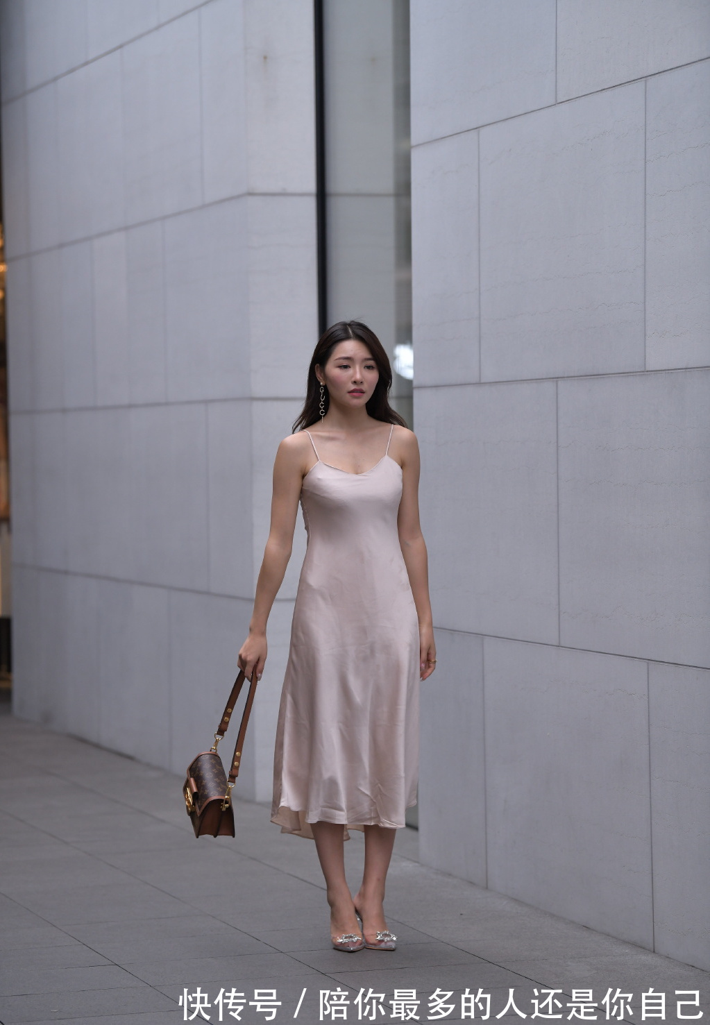 肤色|美女街拍:近肤色吊带裙真亮眼,搭配“透明酒杯鞋”,乍一看以为是“贵妇”