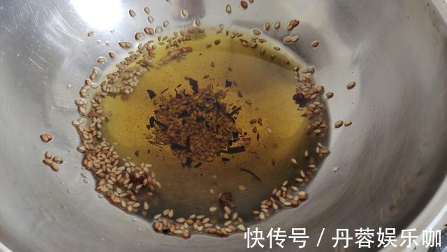 营养|凉拌紫甘蓝时,直接调味就错了,多加1步,更入味更脆爽营养更好