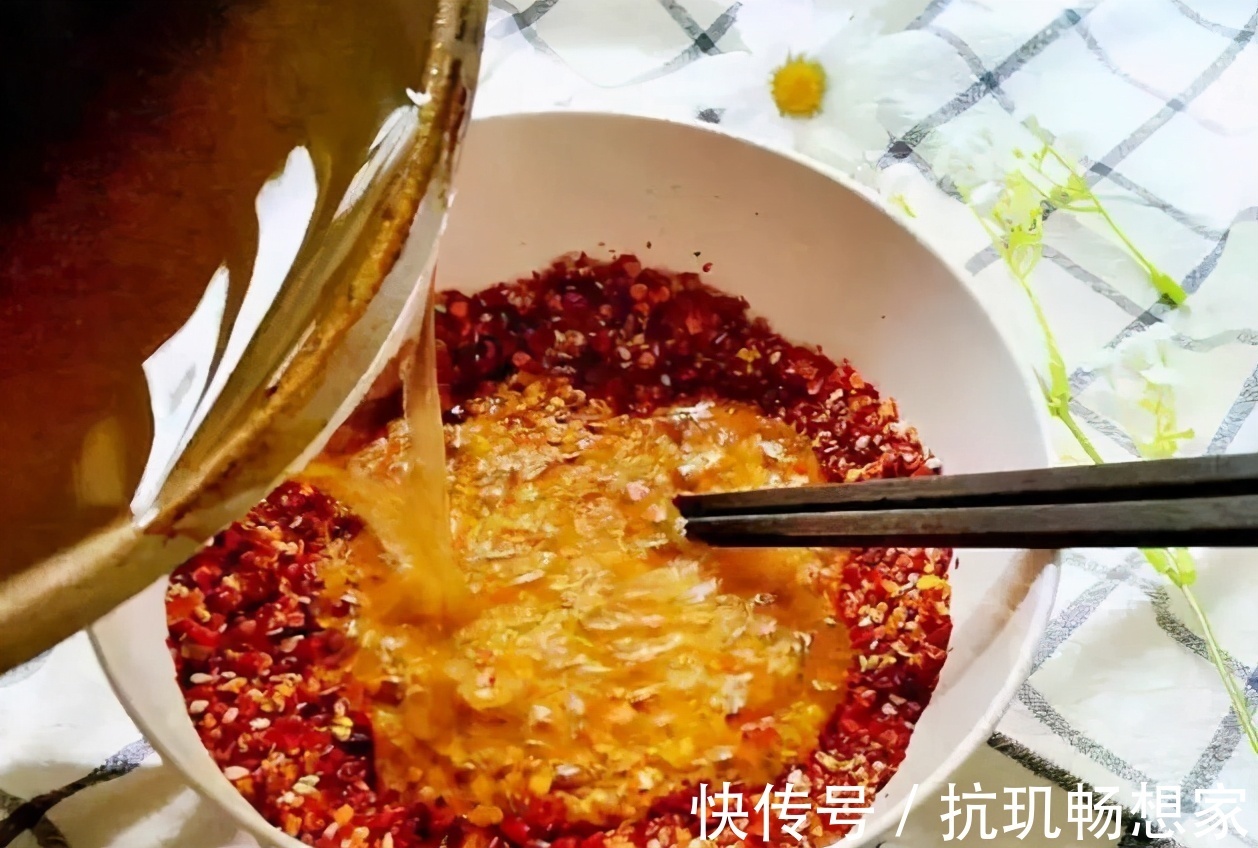 花生米|炸辣椒油，直接泼热油是大错！牢记5个技巧，红亮诱人，又香又辣