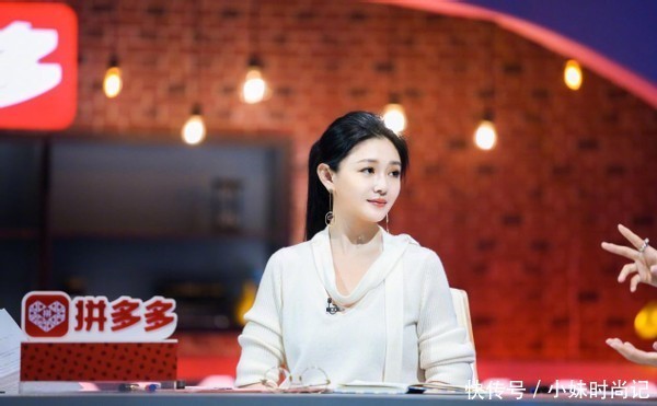 大S的气质真不错, 穿的裙子款式挺朴素的, 看着也很大气有魄力