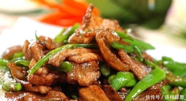 锅中烧油|在家请客,做这些菜,所有的朋友都争先恐后地吃它们