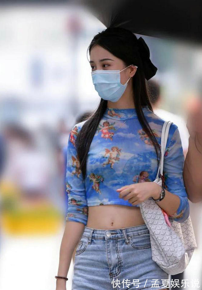 气质 小姐姐穿着凉爽的上衣热裤,真的很青春美丽,轻松展现好气质