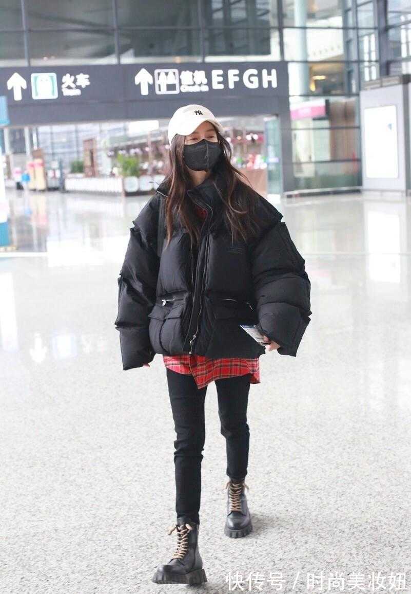 蕾丝|Angelababy也太拼了吧!穿羽绒服配露脐装走机场,洋气时髦