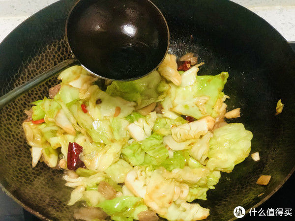 干辣椒|做手撕包菜，应该焯水还是过油？教你正确做法，爽脆清甜还不出水