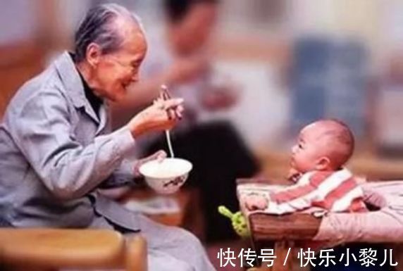 小餐桌|老人别再给宝宝这样喂辅食,若发现这些情况,妈妈要及时沟通