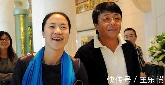 乒乓球|王楠老公给一对儿女颁奖!白手起家成亿万富翁,结婚17年幸福美满