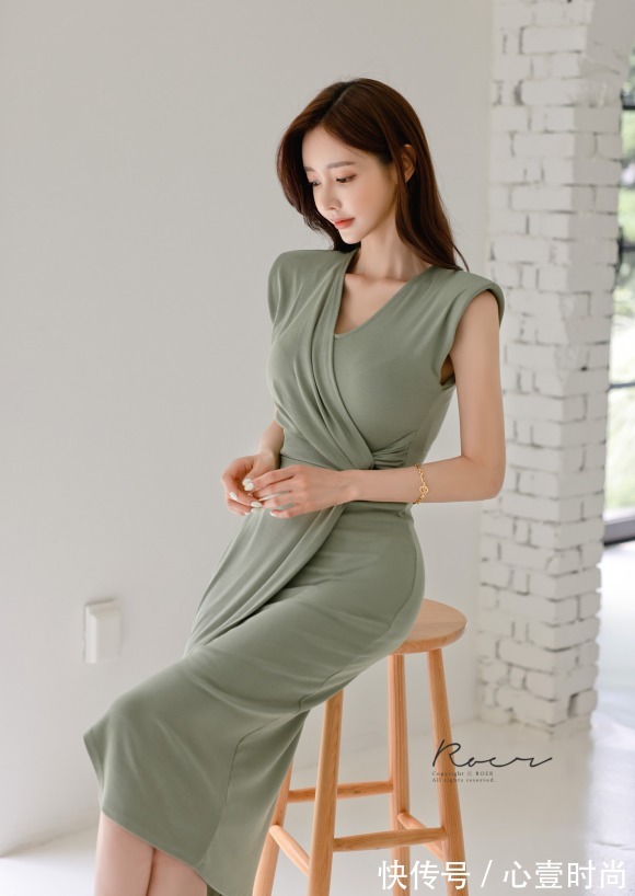 时尚搭配|女神孙允珠的时尚搭配:娉婷油绿悦彩花馨西斯廷长裙