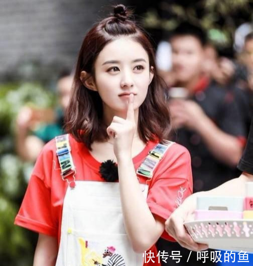 丸子头已经不实行了,今年流行苹果头,减龄显脸小