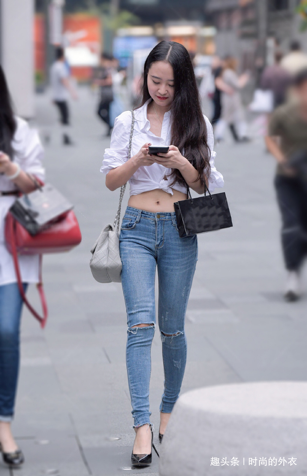 牛仔裤 白衬衣这样穿，清新个性又减龄，搭配牛仔裤让造型更显休闲靓丽