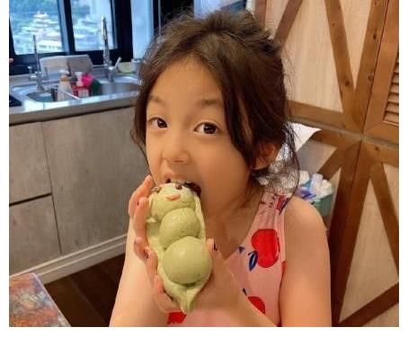 劉畊宏|劉耕宏曬倆女兒，8歲小泡芙越長(zhǎng)越標(biāo)致，手上涂指甲油超精致