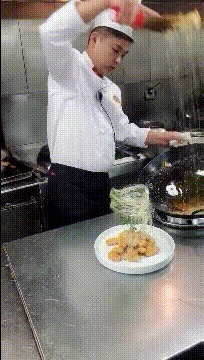 |搞笑GIF:仙女,你这样欺负一个机器人,真的会让系统错乱的