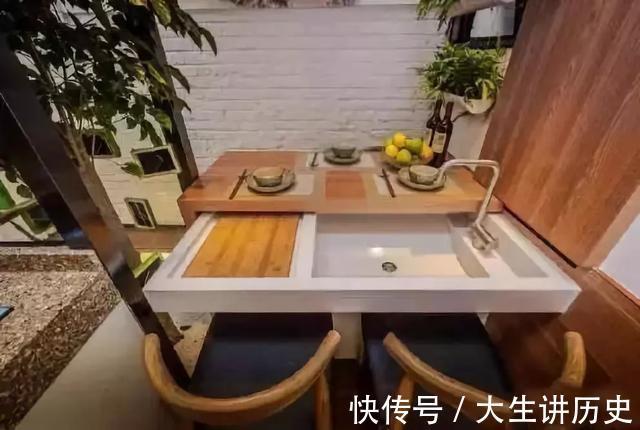 大树|15米大树穿过20㎡老屋，一家人害怕遭雷劈，出价8万挖走也不敢卖