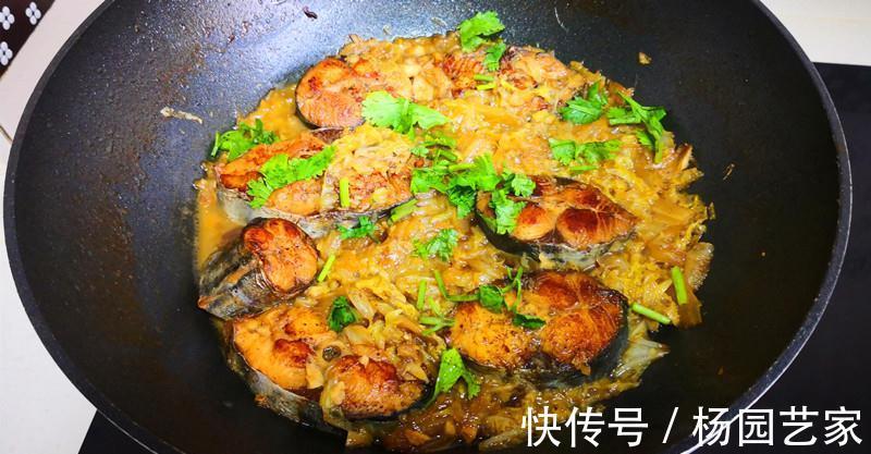 天冷了,这道炖鱼收藏好,营养极高,热乎乎端上桌,补气又暖胃!
