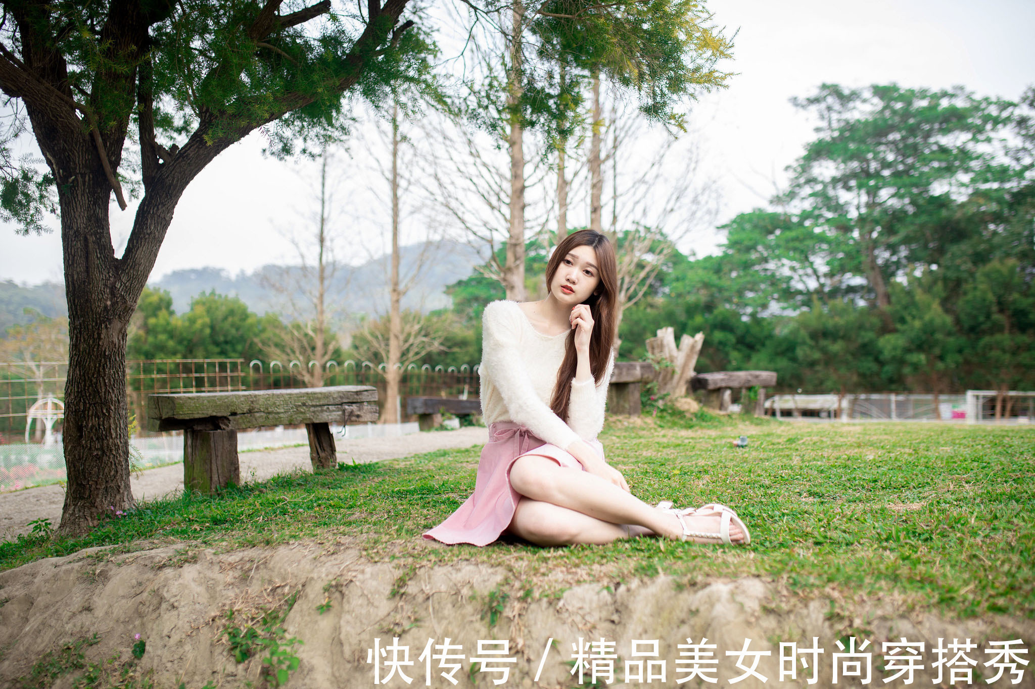 穿搭 甜美减龄的穿搭:粉色半身裙+白色小凉鞋,温柔甜美