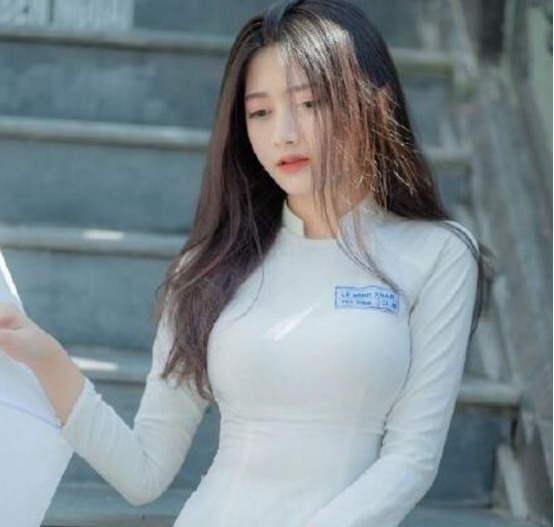 穿“奥黛”的越南女生,光彩照人,有几分旗袍的风格