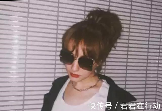 湖南卫视|吴昕真的帅爆了!墨镜加露脐装,确定还是当年的小粗腿!