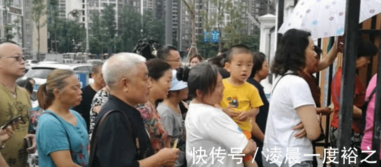 女孩|幼儿园新来的女孩,跟儿子长得一模一样,妈妈接孩子时懵了