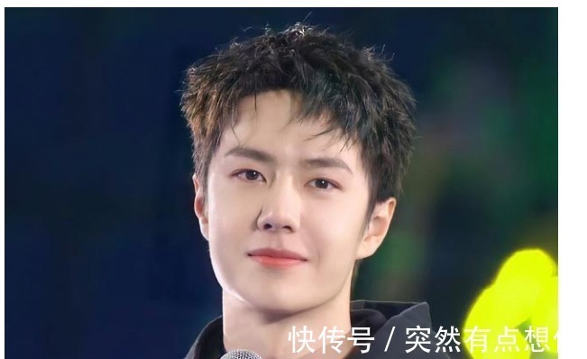 催了三次了！王一博催工作人員下班，自己淋了雨，還想替別人撐傘！