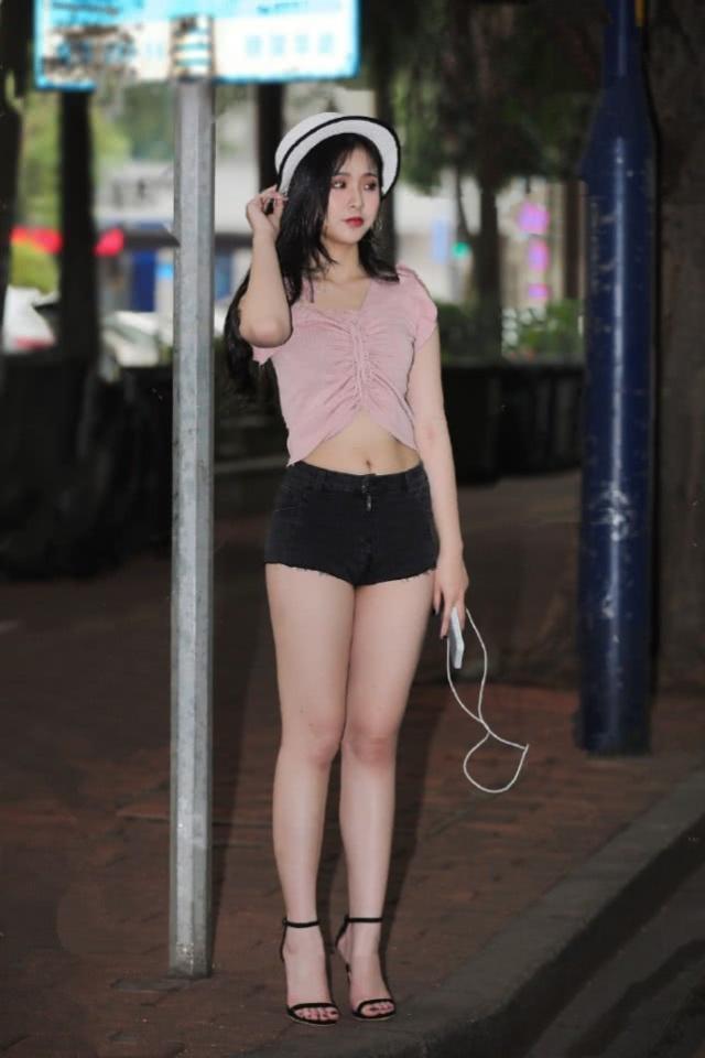 街拍：楚楚动人的小姐姐，一条黑色的连衣裙，优雅唯美气质